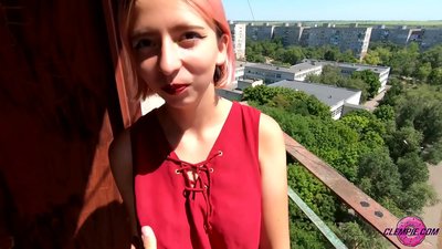 ນັກສຶກສາ Sensual ດູດຄົນແປກຫນ້າໃນດ້ານນອກ - ສ້າງຄວາມຫມັ້ນເທິງໃບຫນ້າຂອງລາວ